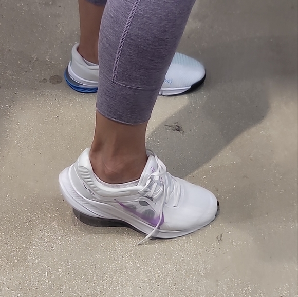 NEW NIKE Quest 5 Sneaker, Men's 7.5/Women's 8.5 - Picture 2 of 9